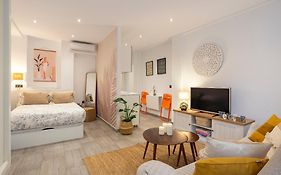 Andres Perez & Quiet Courtyard By Ele Apartments